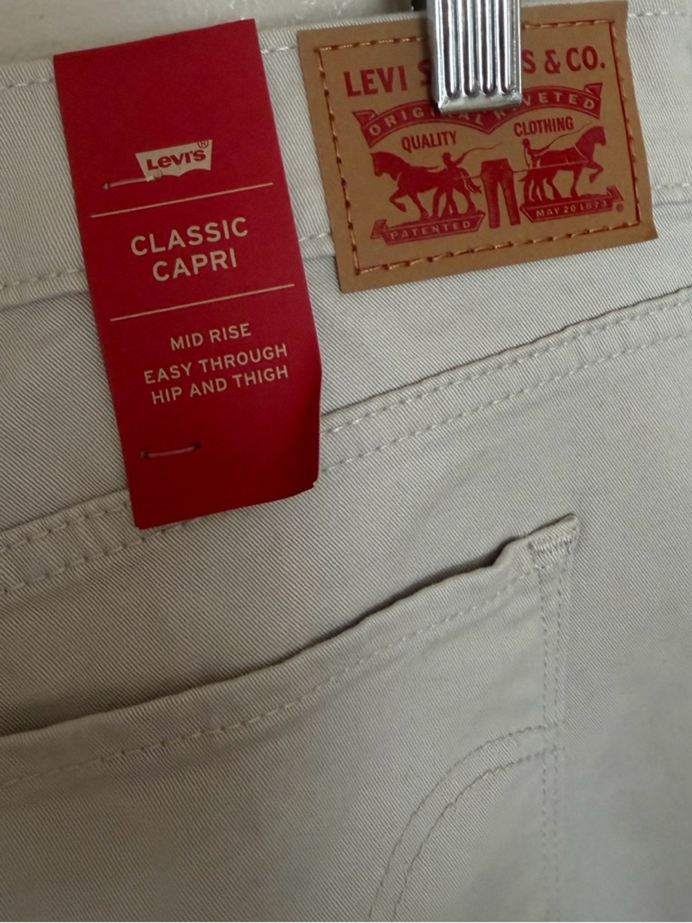 NWT🌺Levi's•Classic Capri Pants Light Beige - Picture 6 of 7